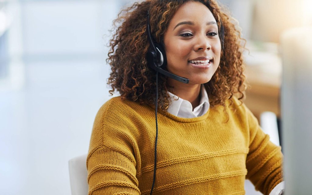 Responsive desktop support helping users resolve IT issues quickly